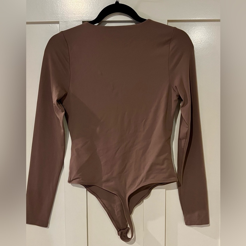 Aritzia Babaton Contour V-Neck Long Sleeve Bodysuit Deep Brown Size Medium - Picture 7 of 14